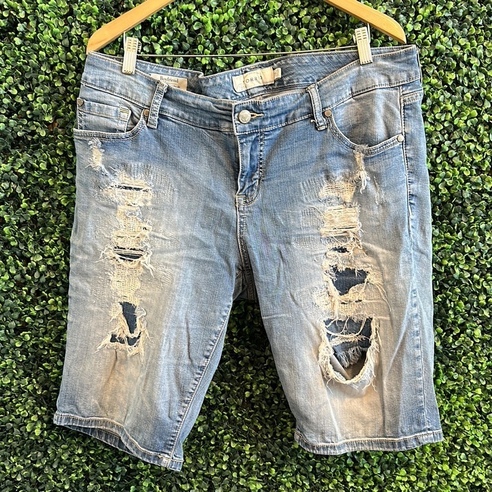 Torrid Boyfriend Distressed Ripped Leg Light Wash Bermuda Stretch Shorts Size 16 - Picture 5 of 8